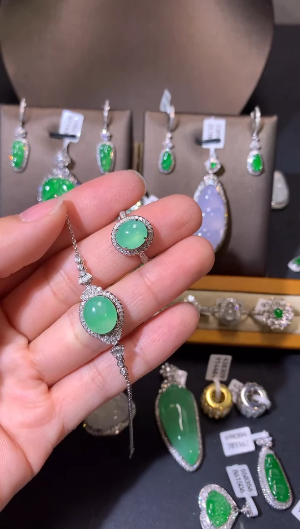 【闪购商品】翡翠吊坠(不含链)18K金镶嵌套装