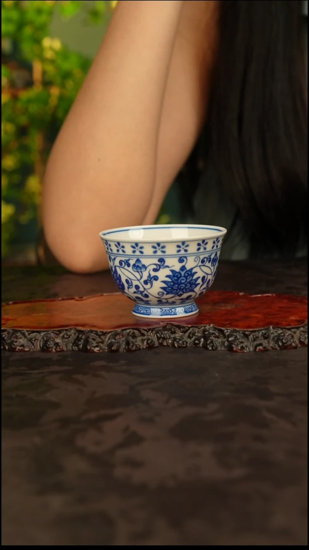 青花手绘缠枝莲主人杯