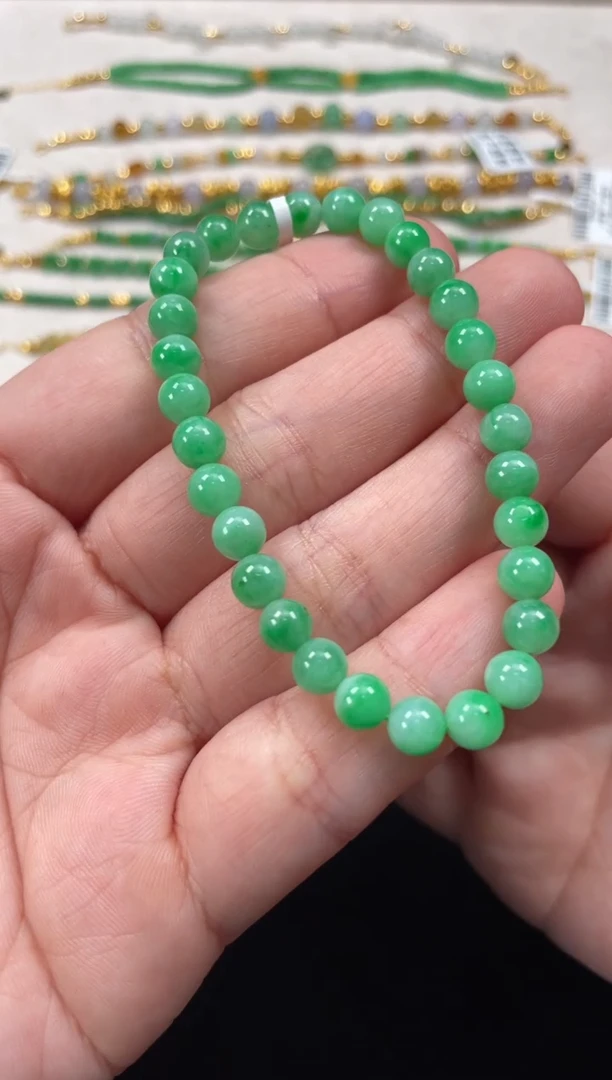 未镶嵌手串翡翠一条   P109