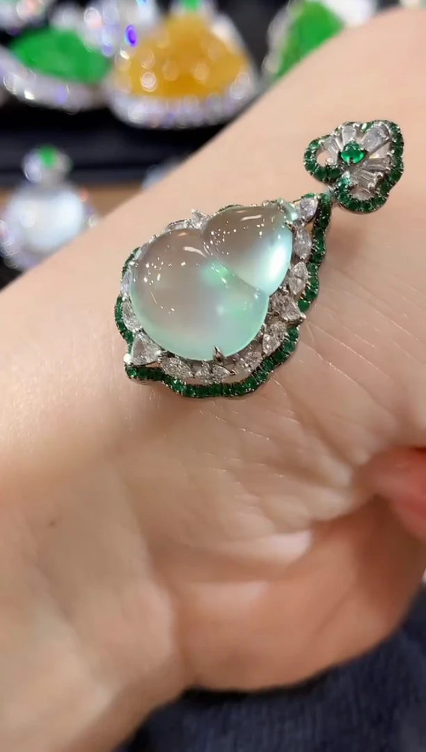 吊坠(不含链)18K金镶嵌翡翠C100