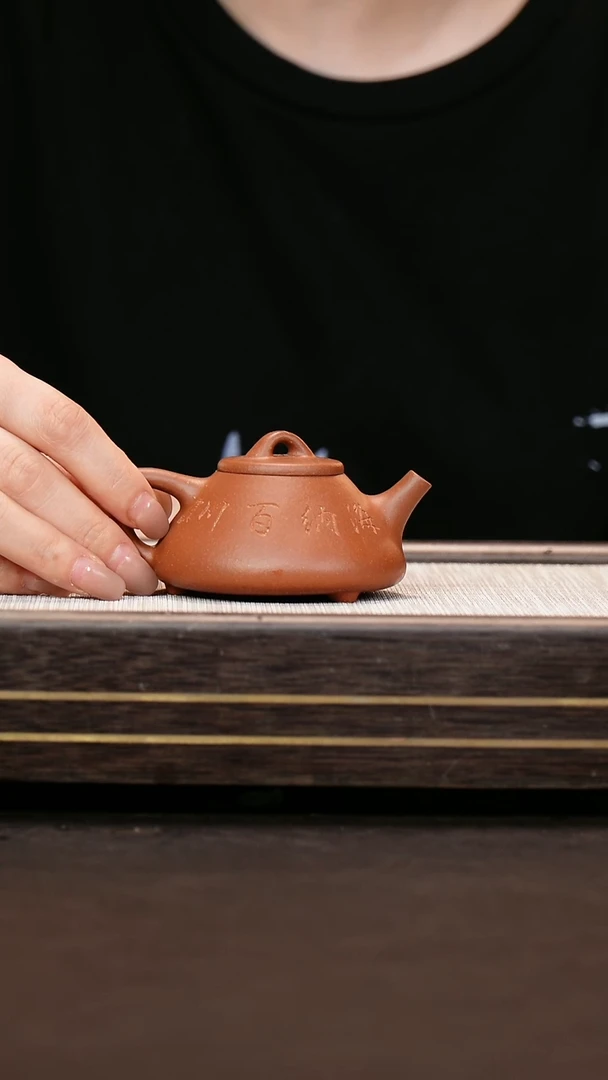 茶壶紫砂原矿紫泥  小号 子冶石瓢  刻绘款