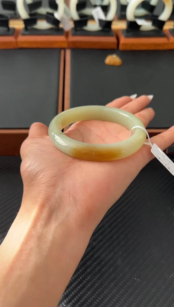 未镶嵌手镯和田玉玖****?若羌微色差57M