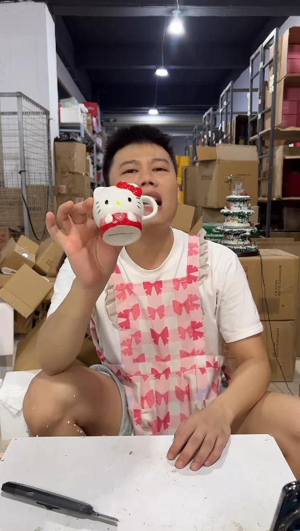 瓷片kt猫抱爱心一口杯 微瑕