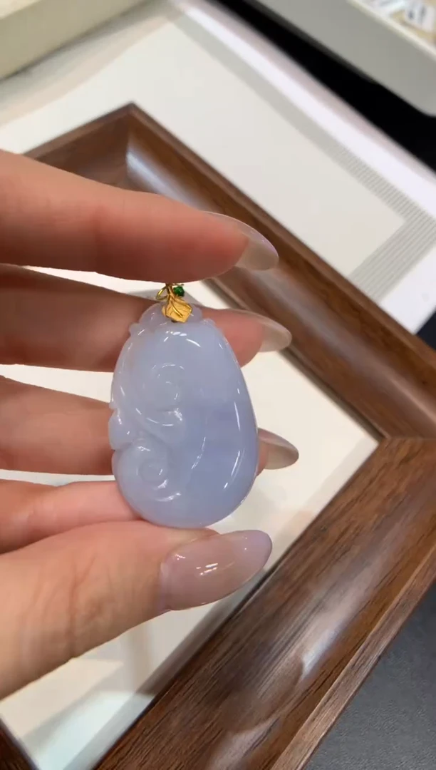 颈饰18K金镶嵌翡翠如意
