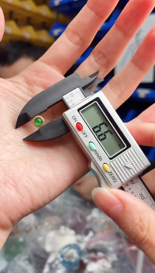 18K金镶嵌散珠翡翠950