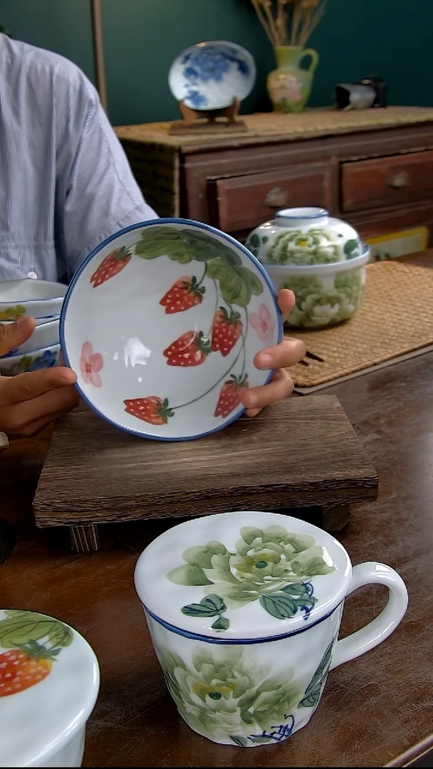 瓷片高白6.5英寸锤纹小碗-草莓