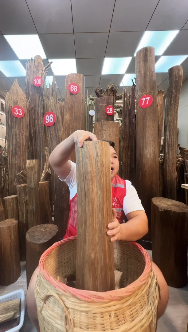 沉香碎屑沉香沉香原料摆件一百元以上带底座