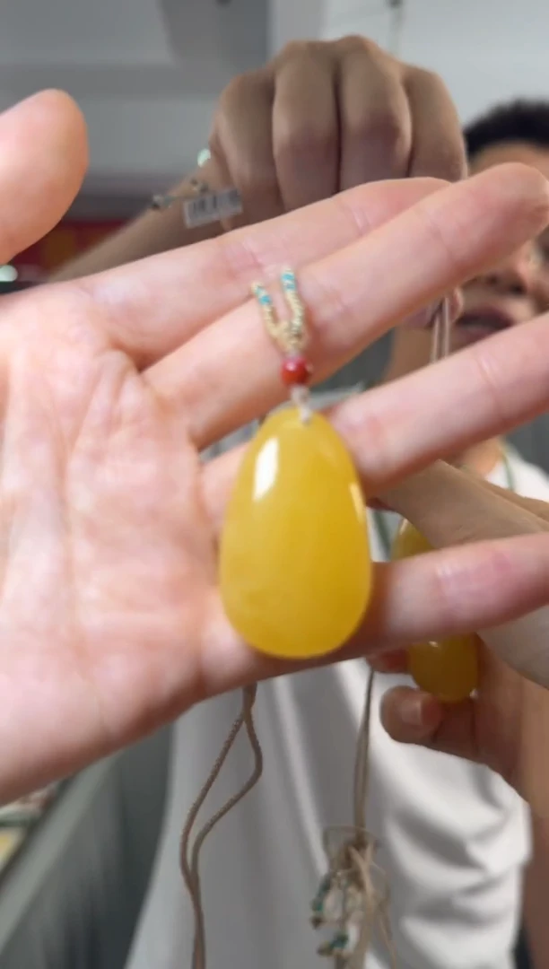 未镶嵌吊坠(不含链)蜜蜡俄料鸡油黄蜜蜡吊坠水滴约6克