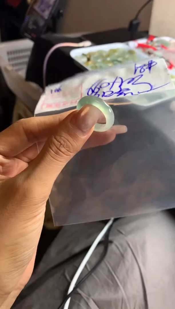 未镶嵌定制翡翠加*辣戒圈带点乌鸡18*670元毛货需精抛光