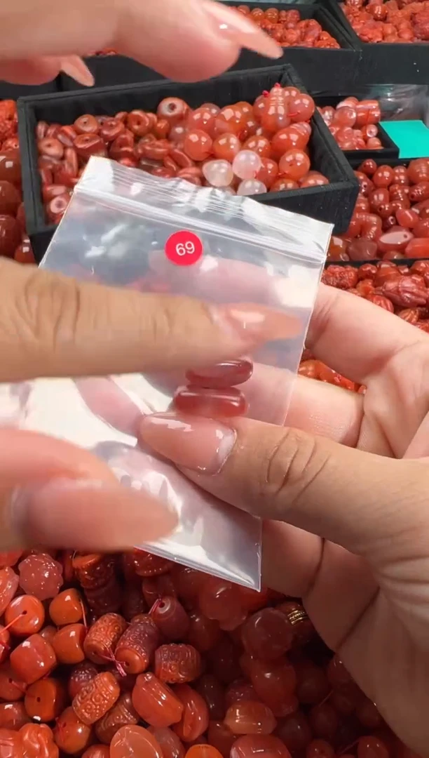 南红玛瑙未镶嵌颈饰1