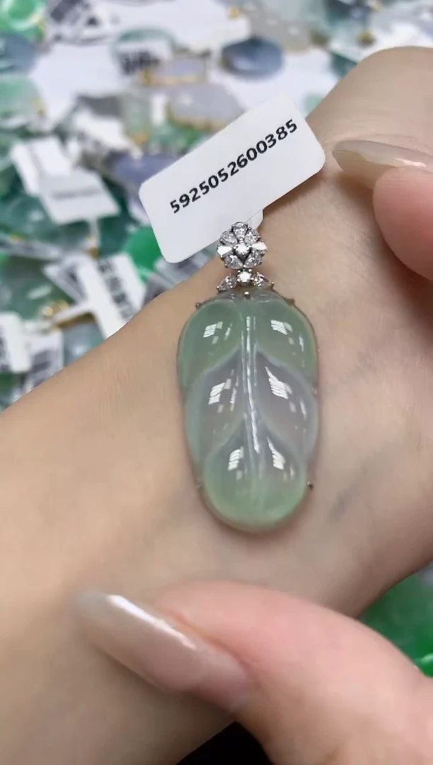 翡翠18K金镶嵌颈饰天然缅甸翡翠A货
