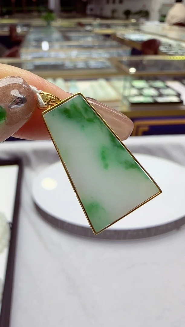 颈饰18K金镶嵌翡翠无事牌