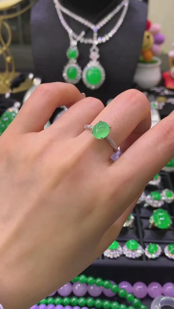 18K金镶嵌戒指翡翠戒指