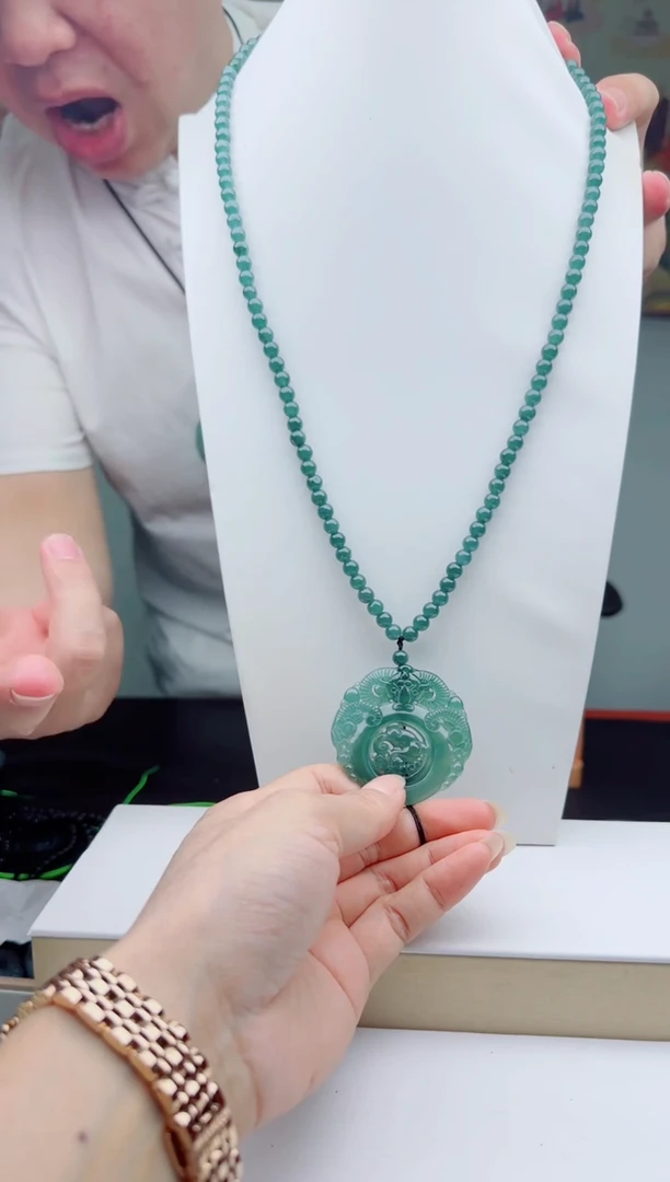 翡翠未镶嵌颈饰多样性发其一