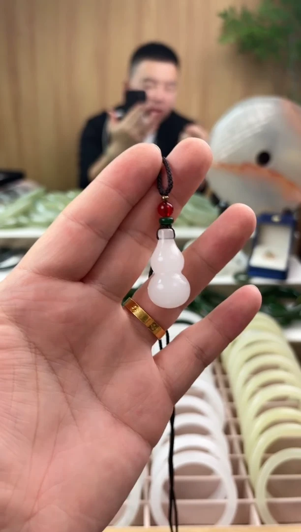 【闪购商品】透闪石质玉吊坠(赠链)未镶嵌金丝玉葫芦