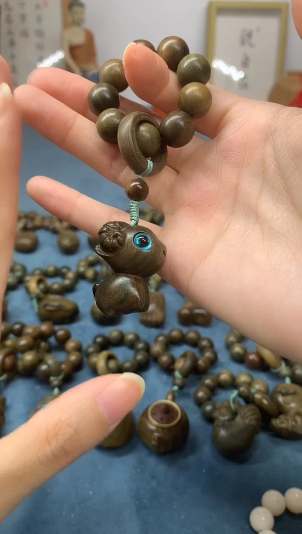 【闪购商品】维腊木（绿檀）把件喜气羊羊 盘玩件