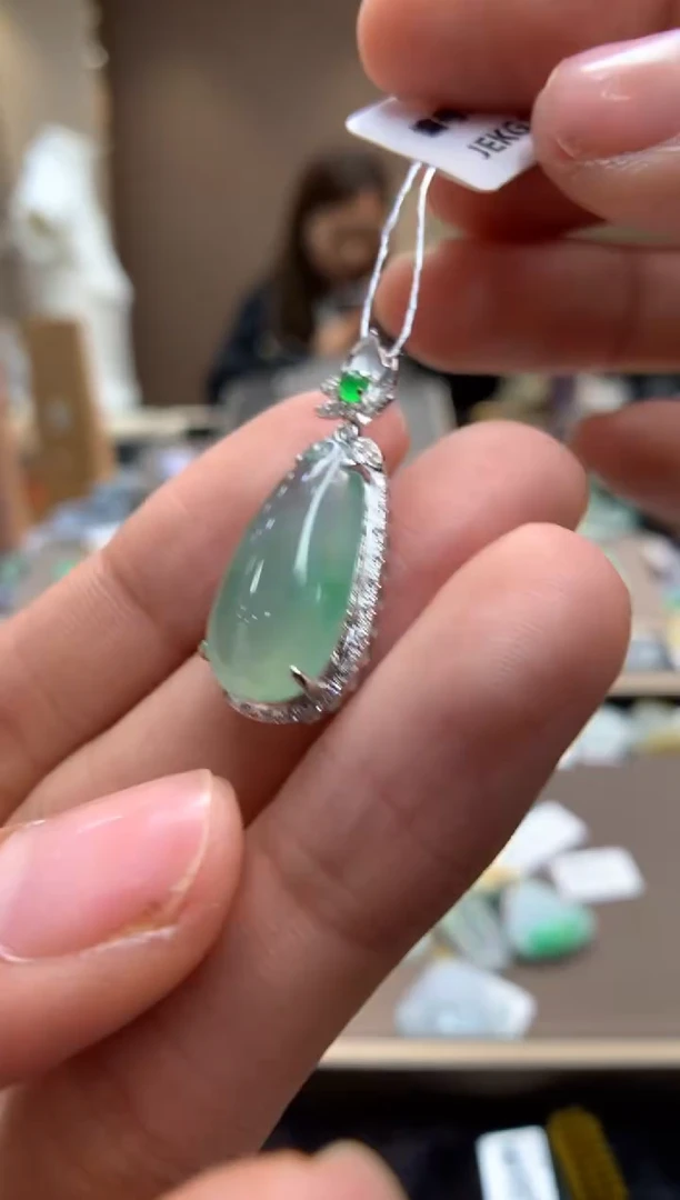 【闪购商品】翡翠颈饰18K金镶嵌福瓜