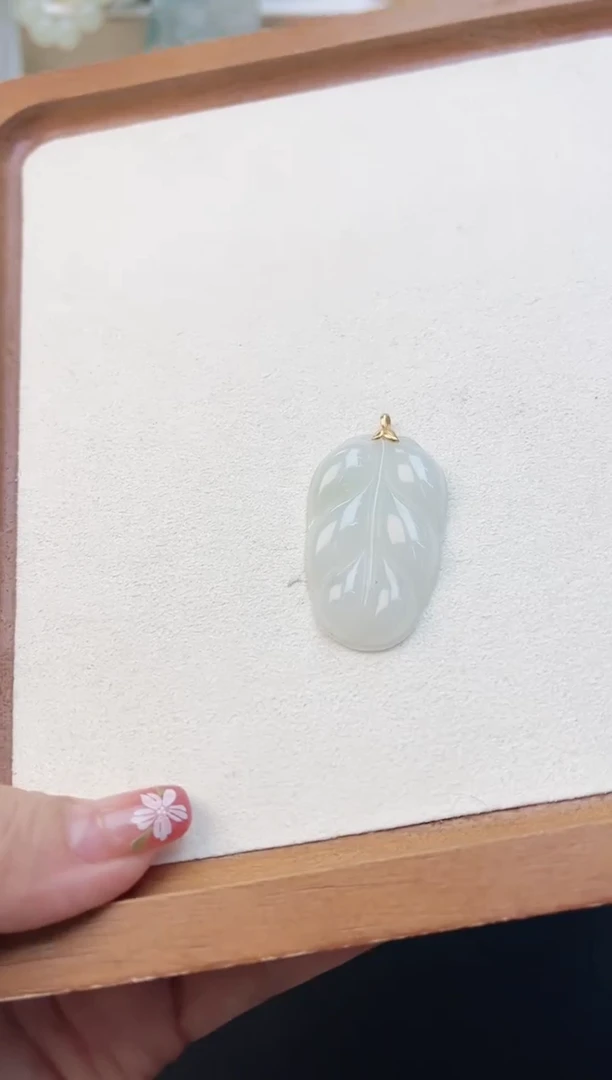 【闪购商品】翡翠颈饰18K金镶嵌大叶子