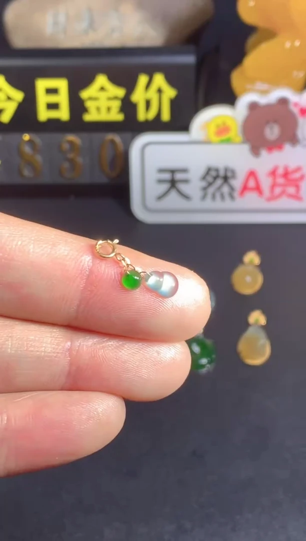颈饰18K金镶嵌翡翠