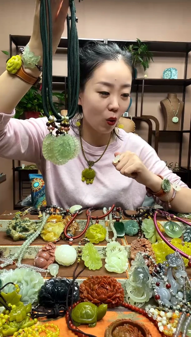 未镶嵌岫玉吊坠多样性发货发其中之一