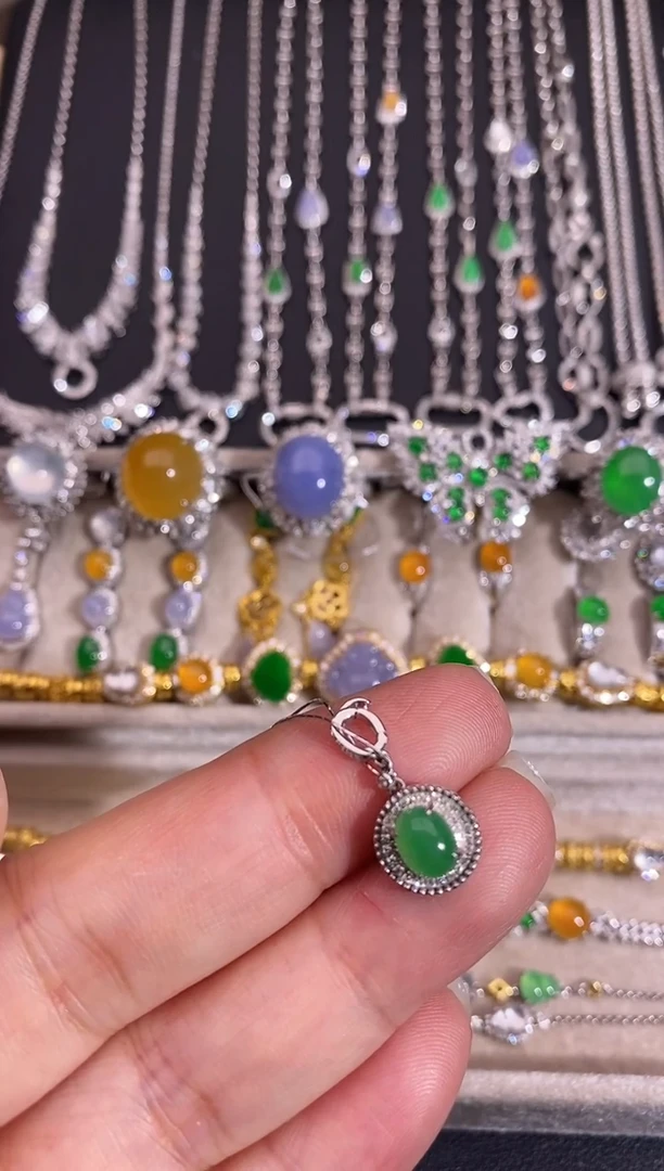 颈饰18K金镶嵌翡翠吊坠