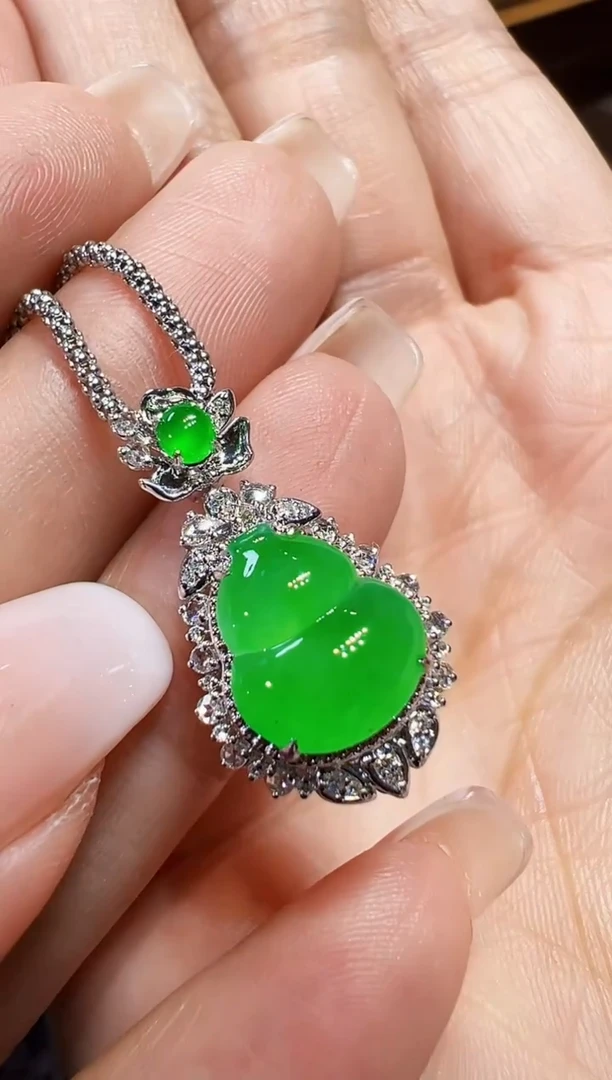 吊坠(不含链)18K金镶嵌翡翠7800