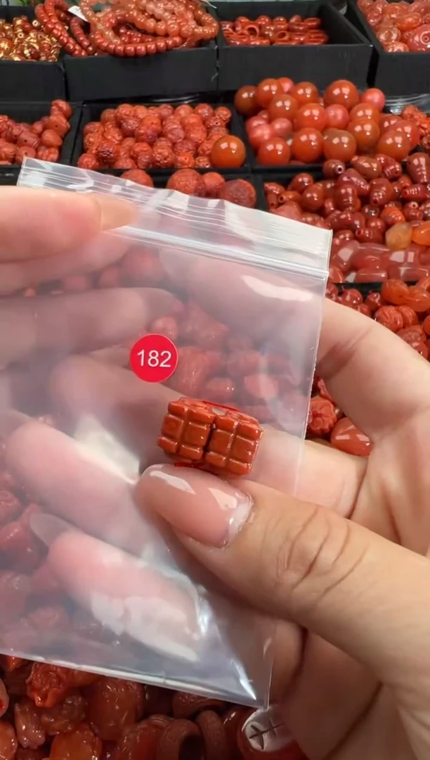 南红玛瑙未镶嵌颈饰1