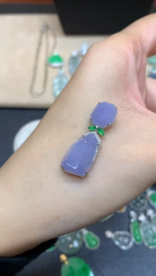 颈饰18K金镶嵌翡翠随形【无服务费