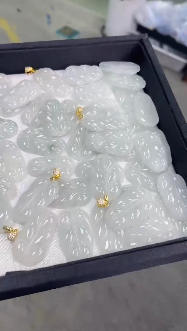 翡翠银S925镶嵌吊坠(不含链)叶子          多样性发货发一件