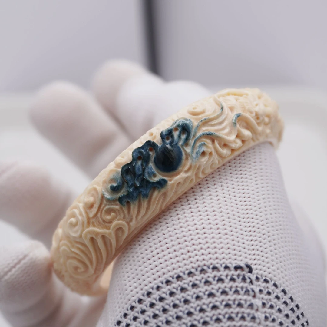 亿君天然猛犸象牙原生冰料蓝皮玉龙戏珠手镯