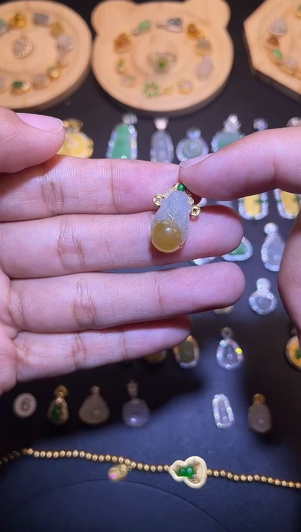 吊坠(不含链)18K金镶嵌翡翠1