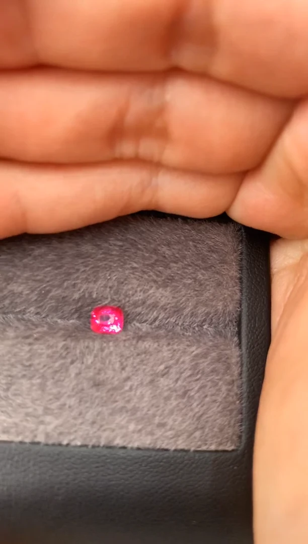 未镶嵌裸石定制尖晶石枕型 粉绝地 0.56ct