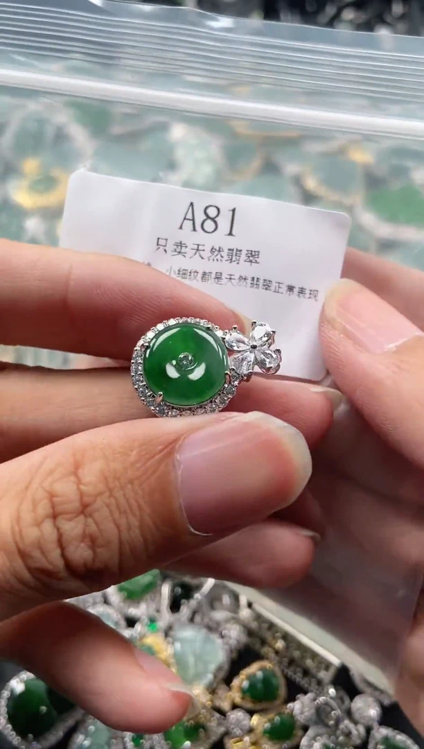 翡翠未镶嵌颈饰一物一拍