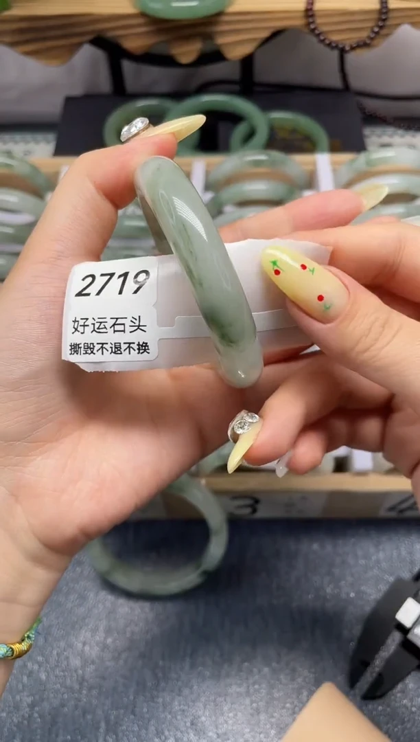 未镶嵌手镯石英质玉微瑕2719