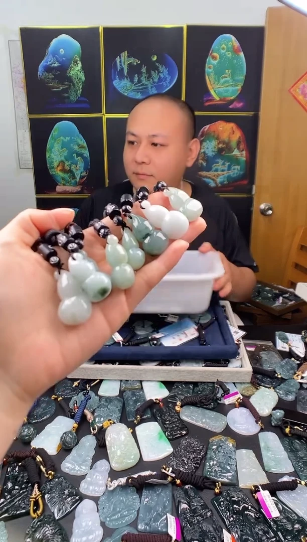 翡翠未镶嵌颈饰多样性发其一