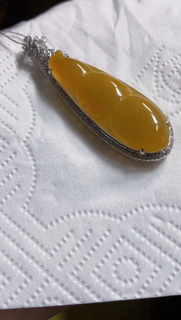 颈饰18K金镶嵌翡翠君**蹈豆