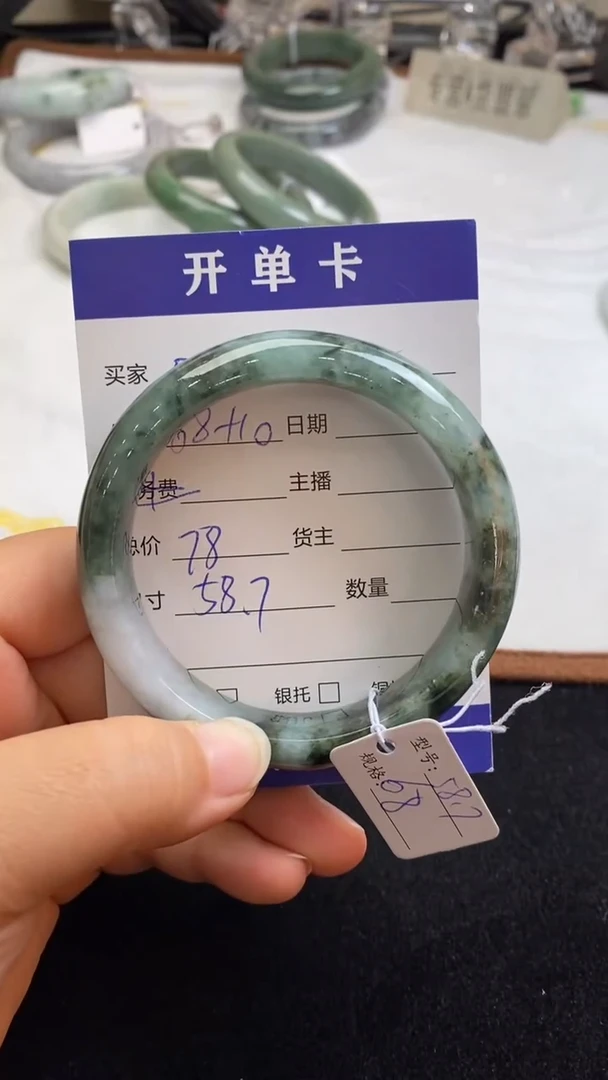翡翠手镯未镶嵌563635653501