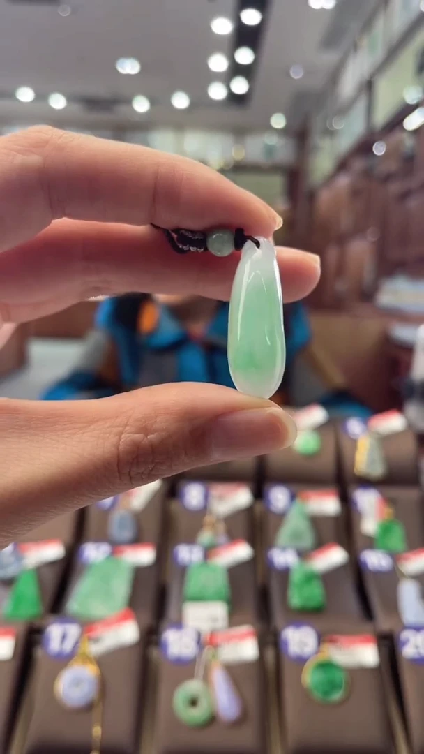 【闪购商品】翡翠颈饰未镶嵌福瓜