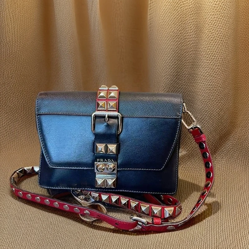 95新 Prada/普拉达   铆钉斜挎包 1184 3721