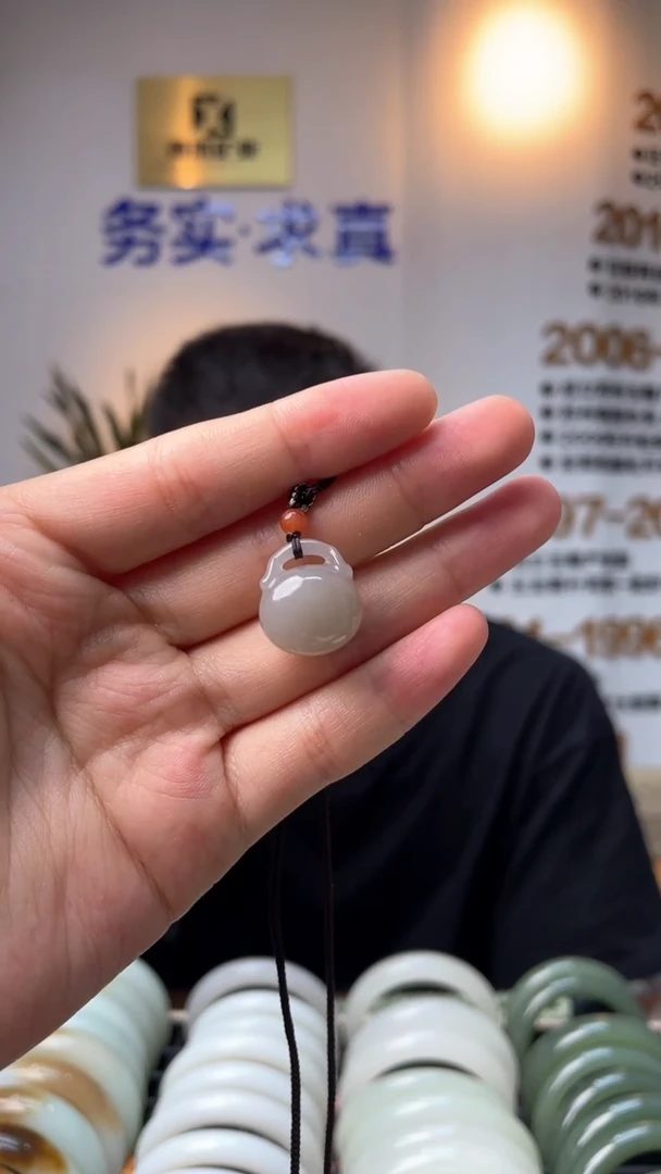 颈饰未镶嵌和田玉熟藕粉福袋吊坠一件