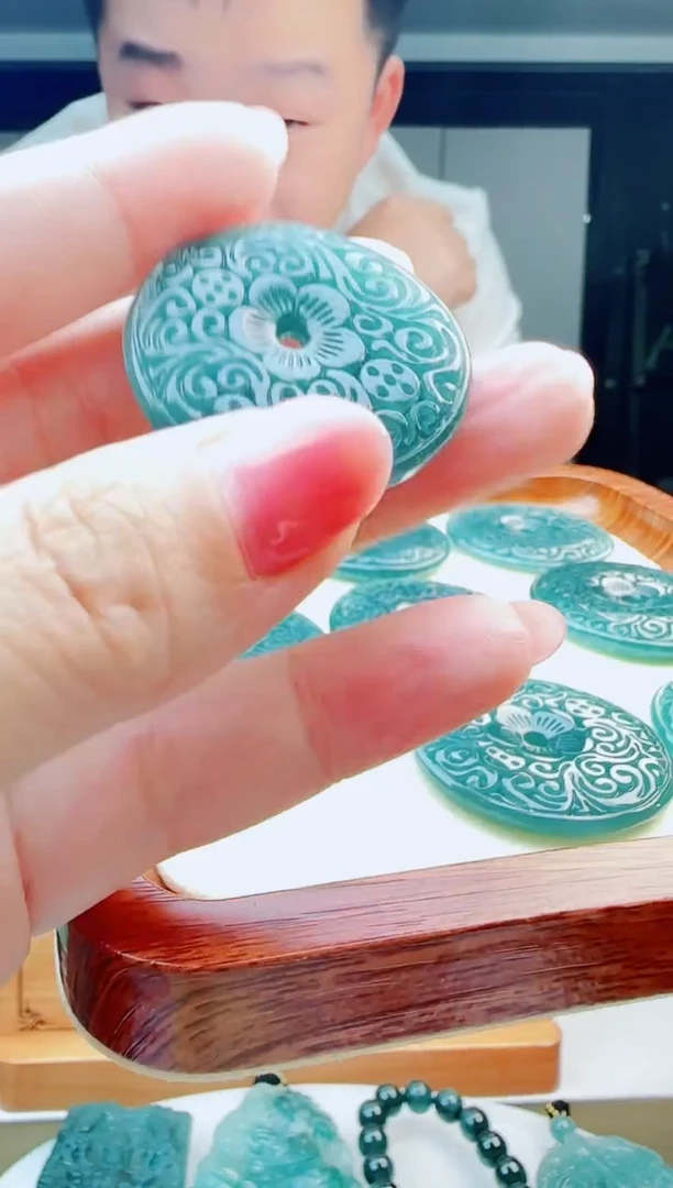 翡翠未镶嵌颈饰多样性发其中一