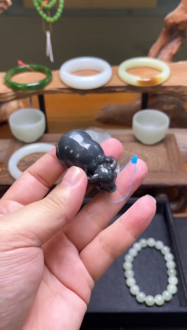 未镶嵌和田玉把件毛毛矿青花 牛