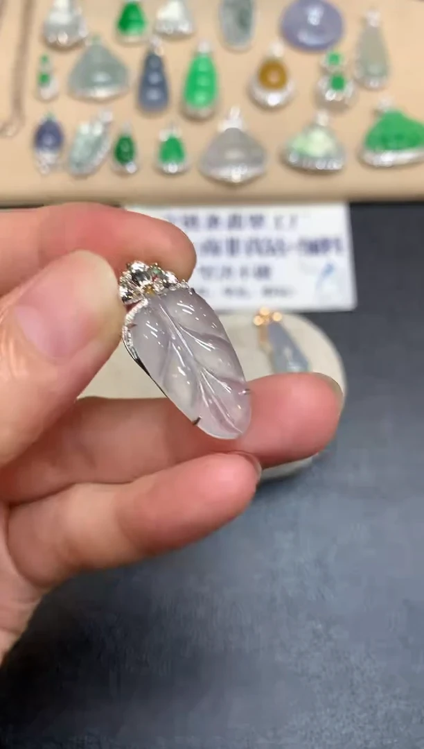 颈饰18K金镶嵌翡翠树叶【无服务费【48小时鉴赏期】