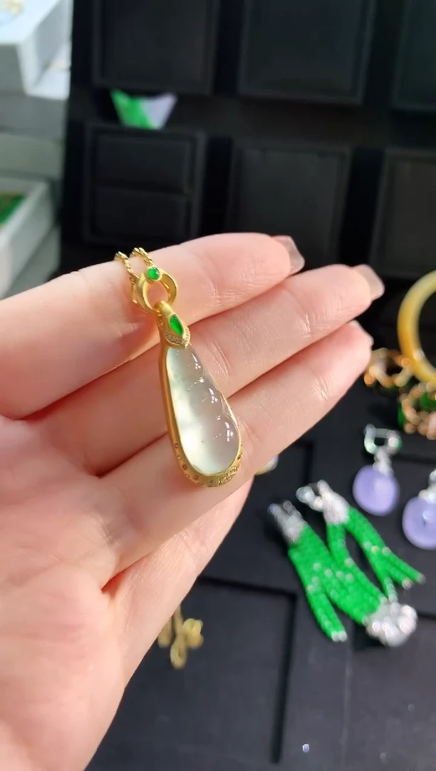 【闪购商品】翡翠吊坠(不含链)18K金镶嵌吊坠