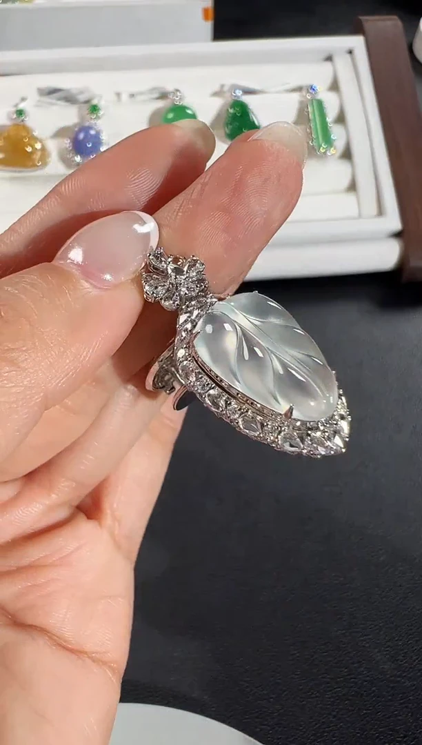 颈饰18K金镶嵌翡翠序号76