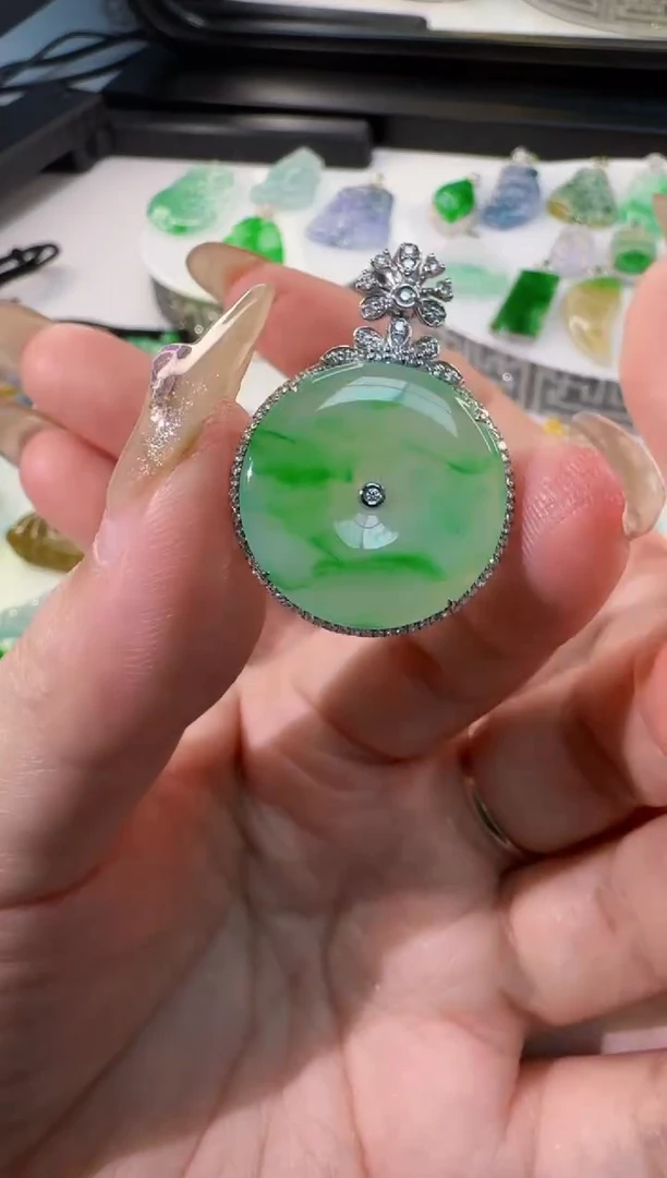 颈饰18K金镶嵌翡翠缅甸A货翡翠