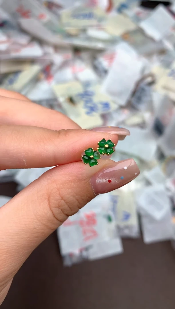 18K金镶嵌挂件翡翠一
