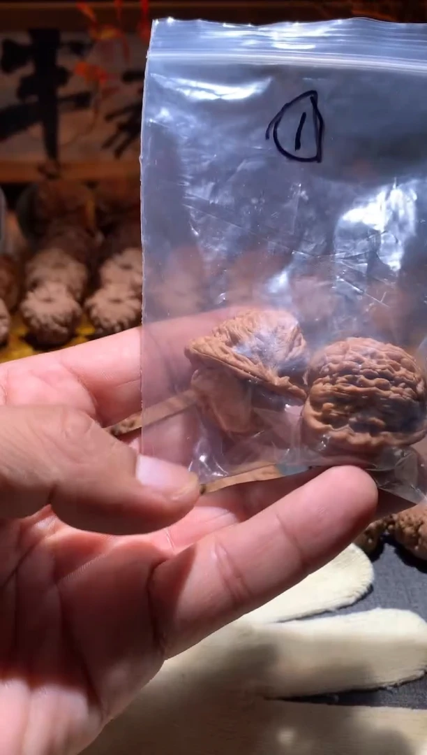 把件桃核哎***嘿三角 白狮子 32+  尺左右盘玩打底不支持退换