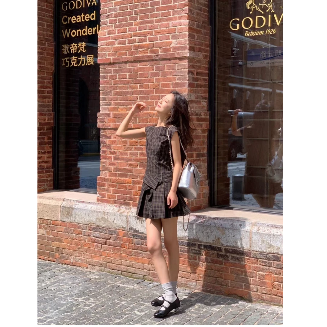 羊咩咩YanG复古格纹一字领连衣裙夏季设计感收腰显瘦百褶裙短裙