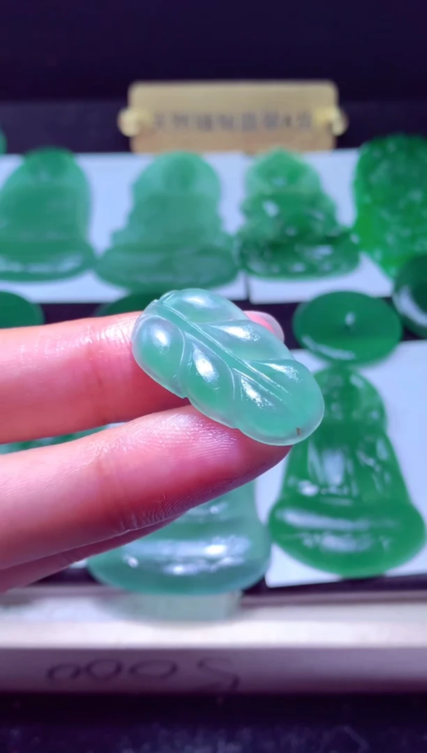 未镶嵌定制翡翠是****?天然缅甸翡翠A货毛货吊坠